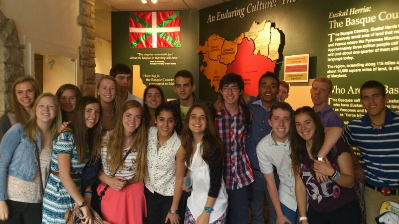 Los diez jóvenes gasteiztarras con sus compañeros de intercambio boiseanos esta semana, en una visita al Museo Vasco de Boise